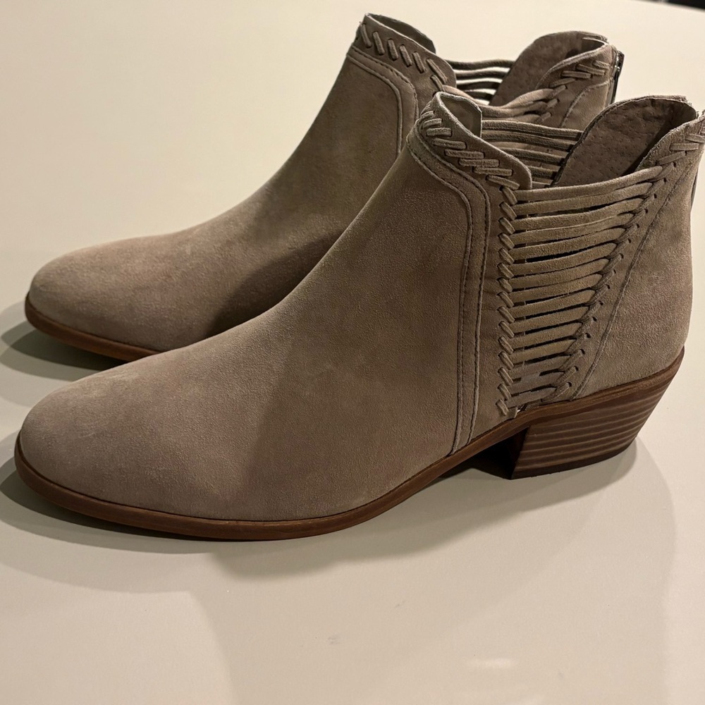 Vince Camuto Pippsy Suede Ankle Booties Cabincore Western low heel taupe - Picture 9 of 13